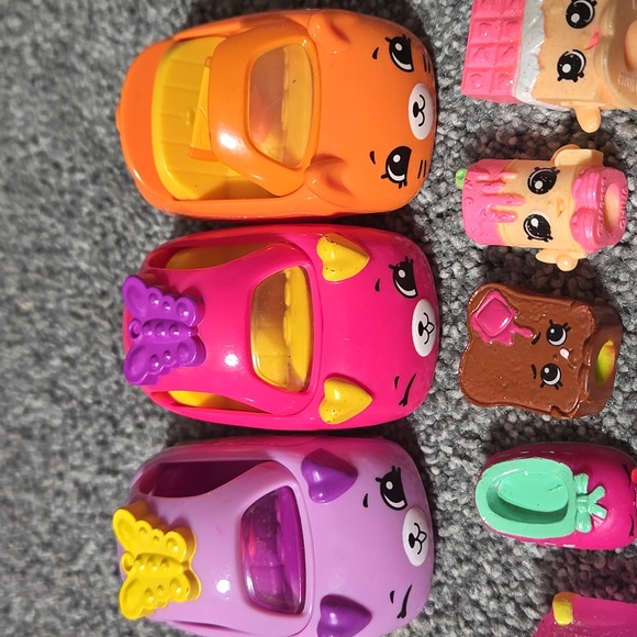 Shopkins Colorful Toy Set with 3 Cars (22 total pieces) - Picture 2 of 3